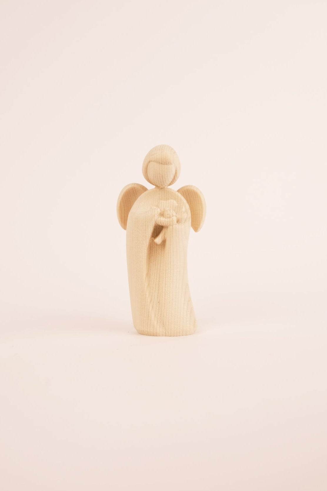 Kleiner Engel mit Kerze in der Hand