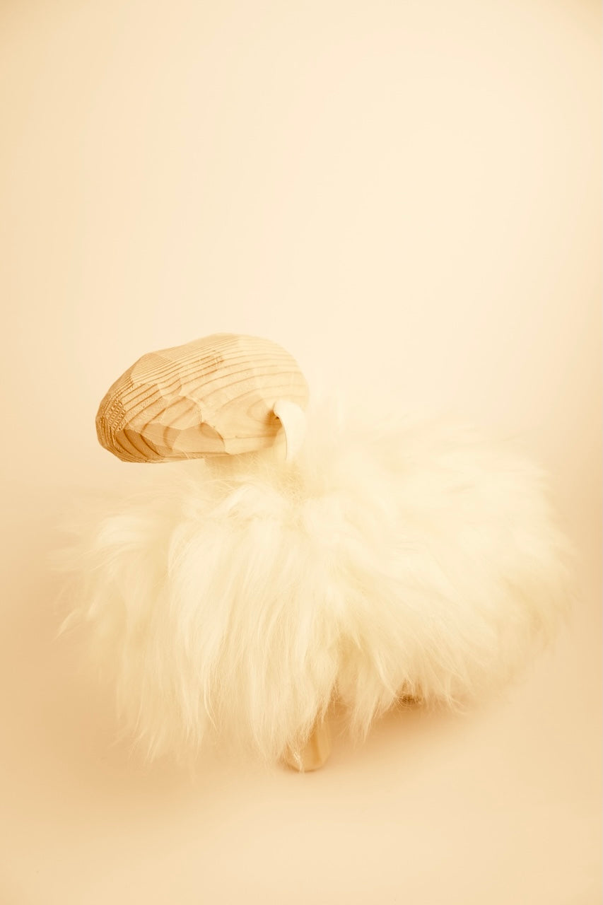 Pecorella in legno di pino con pelliccia di agnello
