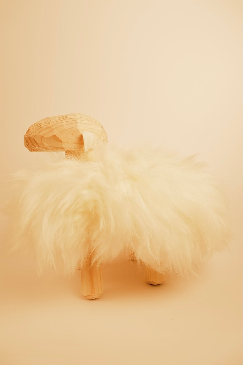 Pecorella in legno di pino con pelliccia di agnello