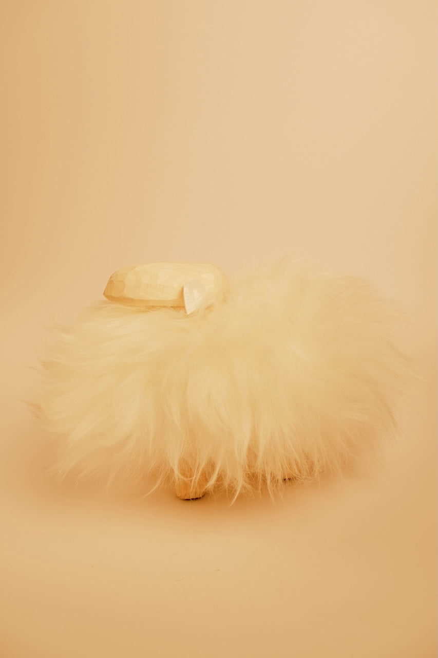 Pecorella in legno di pino con pelliccia di agnello