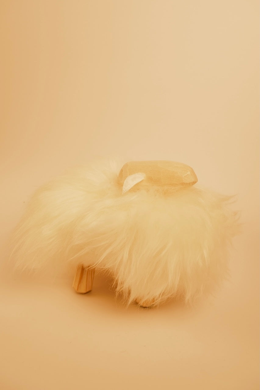 Pecorella in legno di pino con pelliccia di agnello