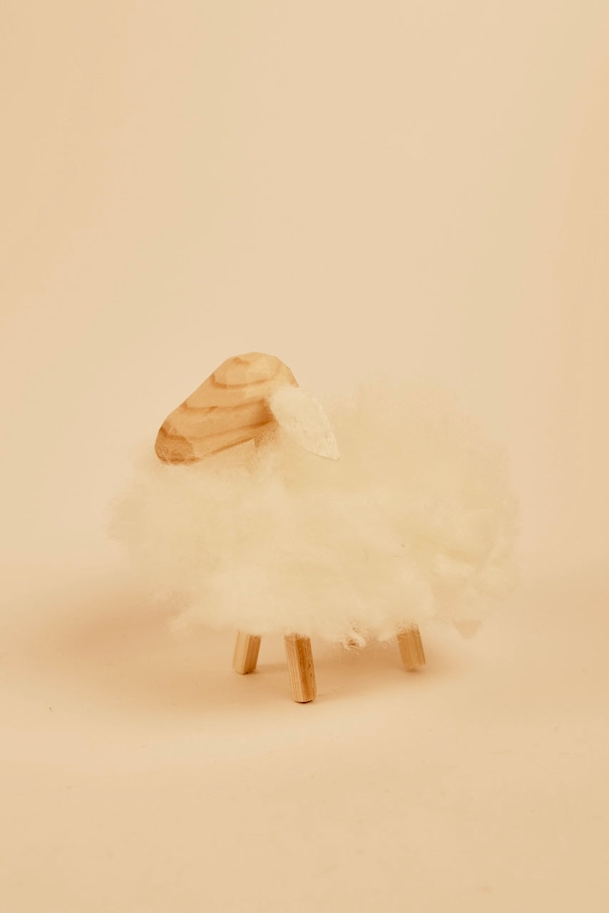 Pecorella in legno di pino con pelliccia di agnello