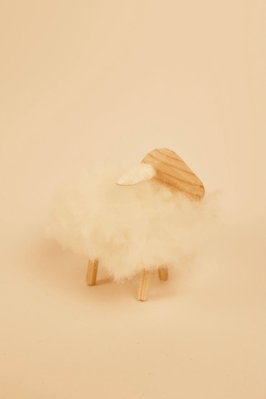 Pecorella in legno di pino con pelliccia di agnello