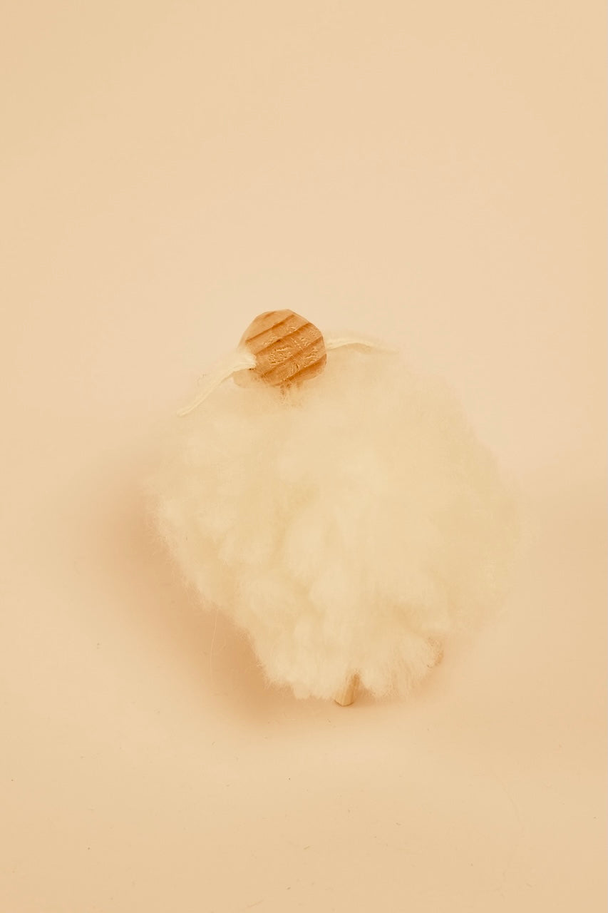 Pecorella in legno di pino con pelliccia di agnello