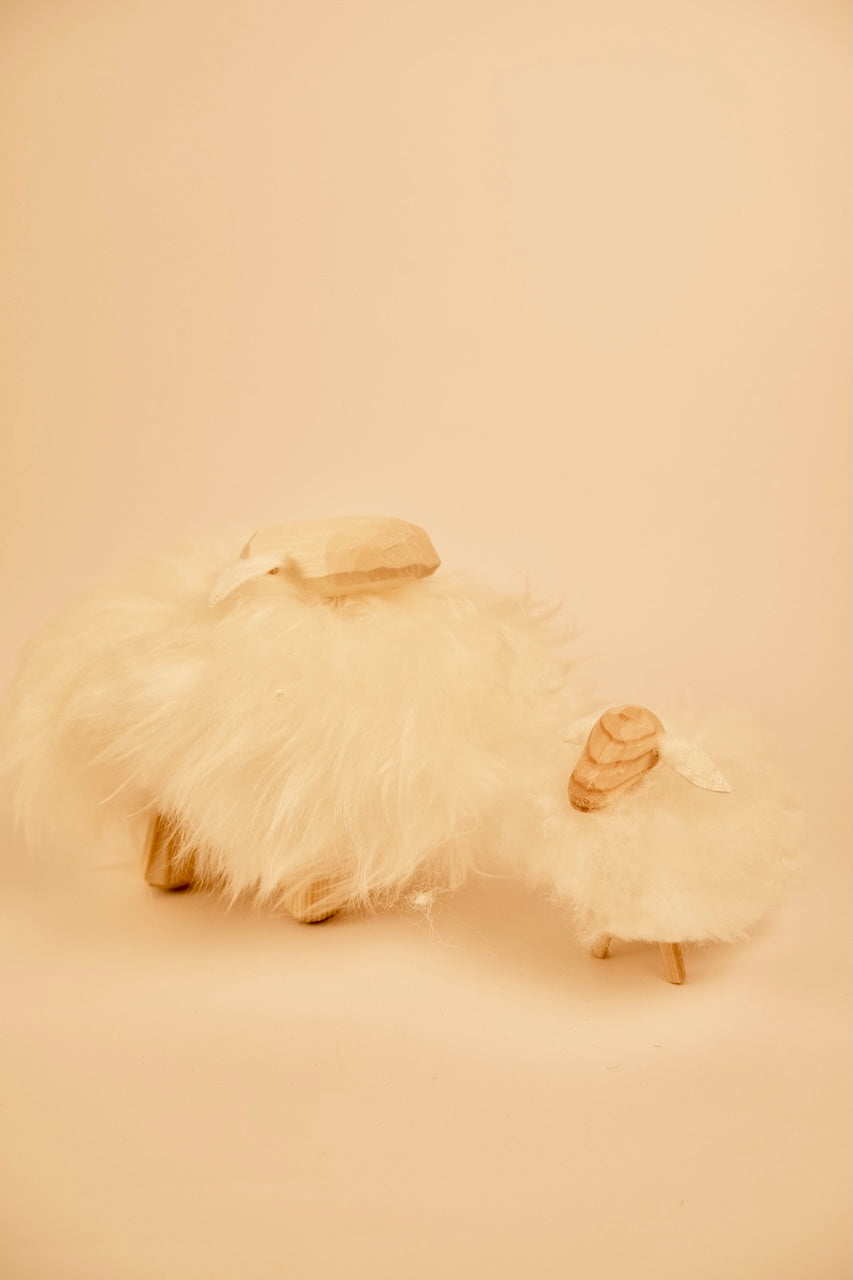 Pecorella in legno di pino con pelliccia di agnello