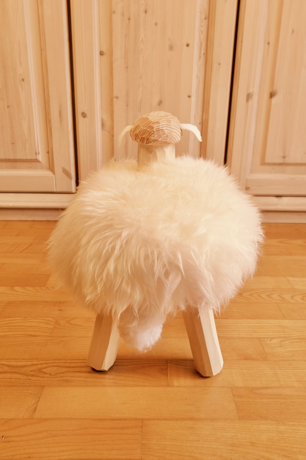 Pecorella in legno di pino con pelliccia di agnello