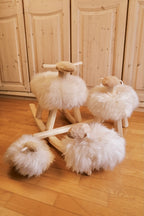 Pecorella in legno di pino con pelliccia di agnello