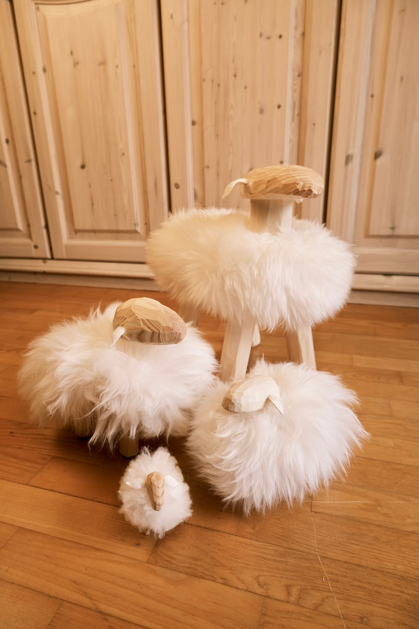 Pecorella in legno di pino con pelliccia di agnello