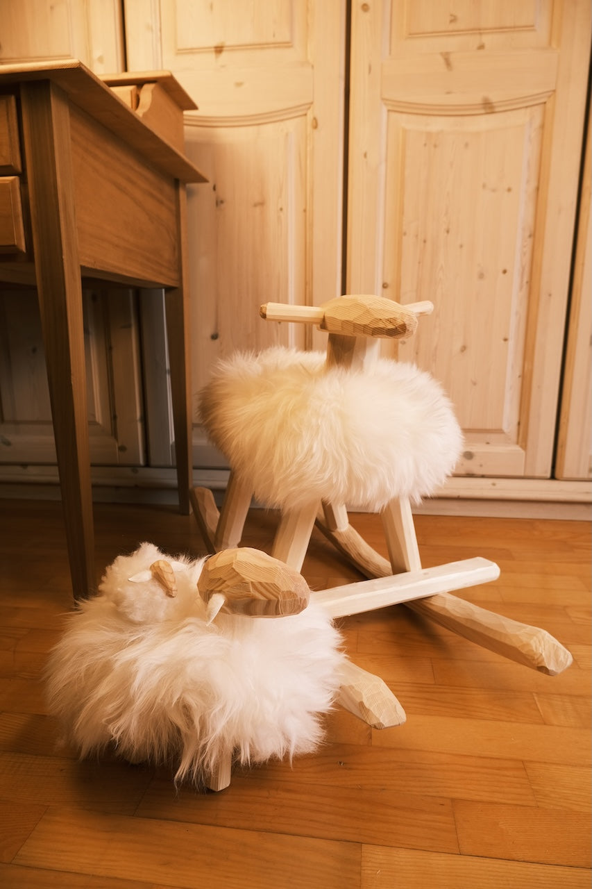 Pecorella in legno di pino con pelliccia di agnello