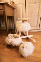 Pecorella in legno di pino con pelliccia di agnello