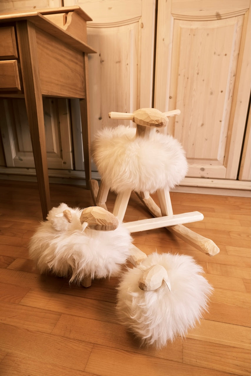 Pecorella in legno di pino con pelliccia di agnello