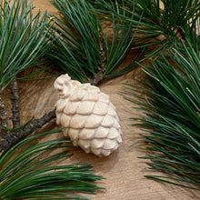 Carica l&#39;immagine nel visualizzatore di Gallery, Pigna in legno di cirmolo
