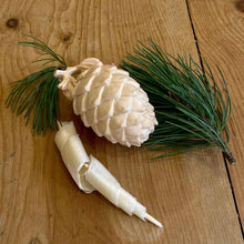 Carica l&#39;immagine nel visualizzatore di Gallery, Pigna in legno di cirmolo
