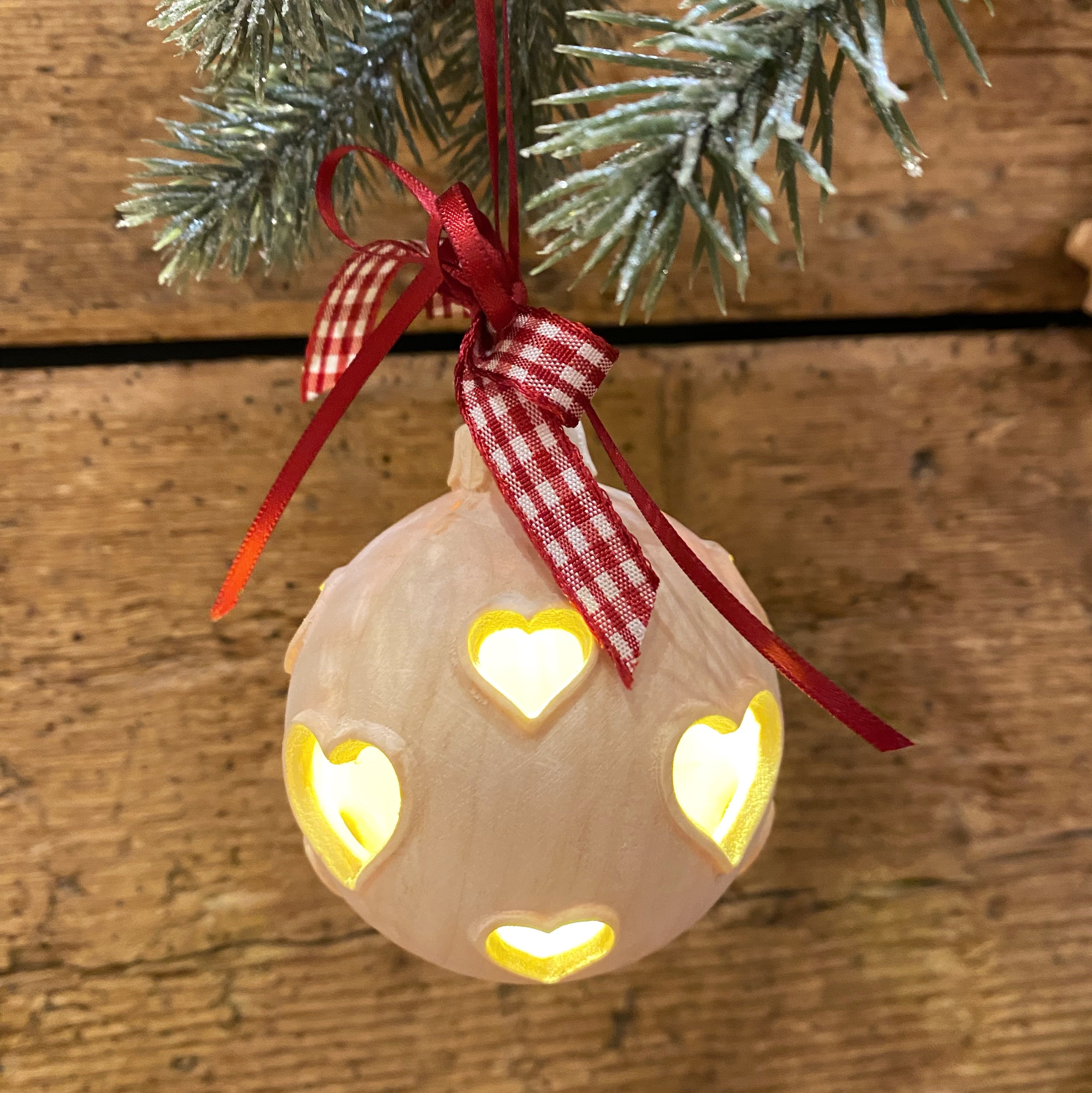 Sfera led intagliata in cirmolo cuori