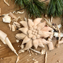 Carica l&#39;immagine nel visualizzatore di Gallery, Stella alpina in legno di cirmolo
