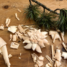 Carica l&#39;immagine nel visualizzatore di Gallery, Stella alpina in legno di cirmolo
