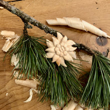 Carica l&#39;immagine nel visualizzatore di Gallery, Stella alpina in legno di cirmolo
