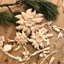 Carica l&#39;immagine nel visualizzatore di Gallery, Stella alpina in legno di cirmolo

