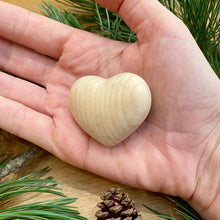 Carica l&#39;immagine nel visualizzatore di Gallery, piccolo cuoricino portafortuna in legno di cirmolo dal profumo calmante. Kleines Zirbenholzherz. Stone pine wood heart.
