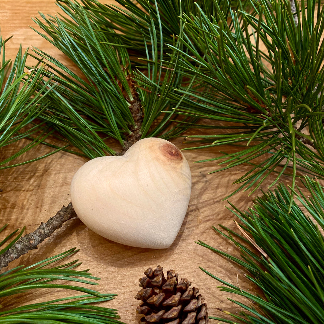 piccolo cuoricino portafortuna in legno di cirmolo dal profumo calmante. Kleines Zirbenholzherz. Stone pine wood heart.