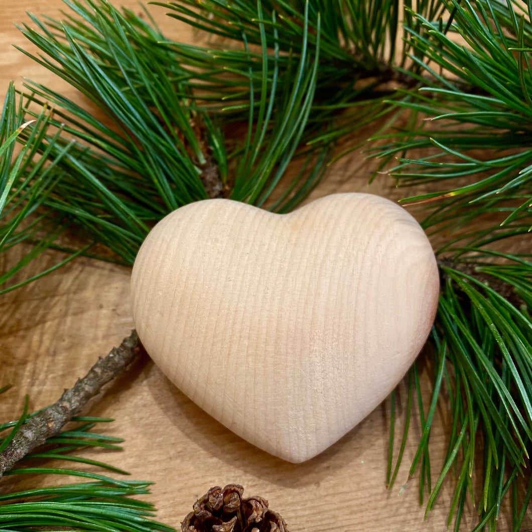 piccolo cuoricino portafortuna in legno di cirmolo dal profumo calmante. Kleines Zirbenholzherz. Stone pine wood heart.