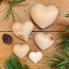 Lade das Bild in den Galerie-Viewer, piccolo cuoricino portafortuna in legno di cirmolo dal profumo calmante. Kleines Zirbenholzherz. Stone pine wood heart.
