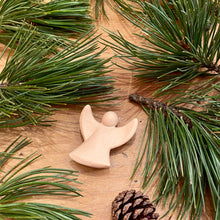 Carica l&#39;immagine nel visualizzatore di Gallery, angelo custode in legno di cirmolo da tenere in tasca. Kleiner Zirbenholz Schutzengel für die Hosentasche. Stone pine wood angel to keep in your pocket,
