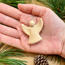 Carica l&#39;immagine nel visualizzatore di Gallery, angelo custode in legno di cirmolo da tenere in tasca. Kleiner Zirbenholz Schutzengel für die Hosentasche. Stone pine wood angel to keep in your pocket,
