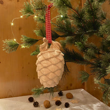Carica l&#39;immagine nel visualizzatore di Gallery, Pigna in legno di cirmolo
