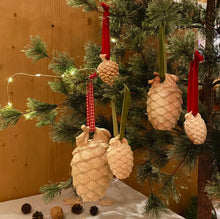 Carica l&#39;immagine nel visualizzatore di Gallery, Pigna in legno di cirmolo
