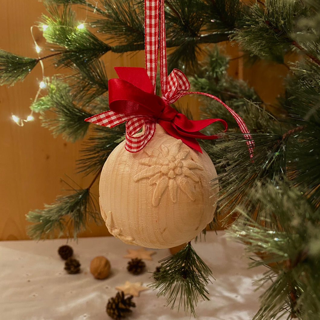 Sfera intagliata con stelle alpine