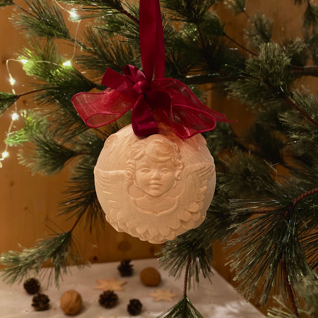 Kugel geschnitzt mit kleinem Engel