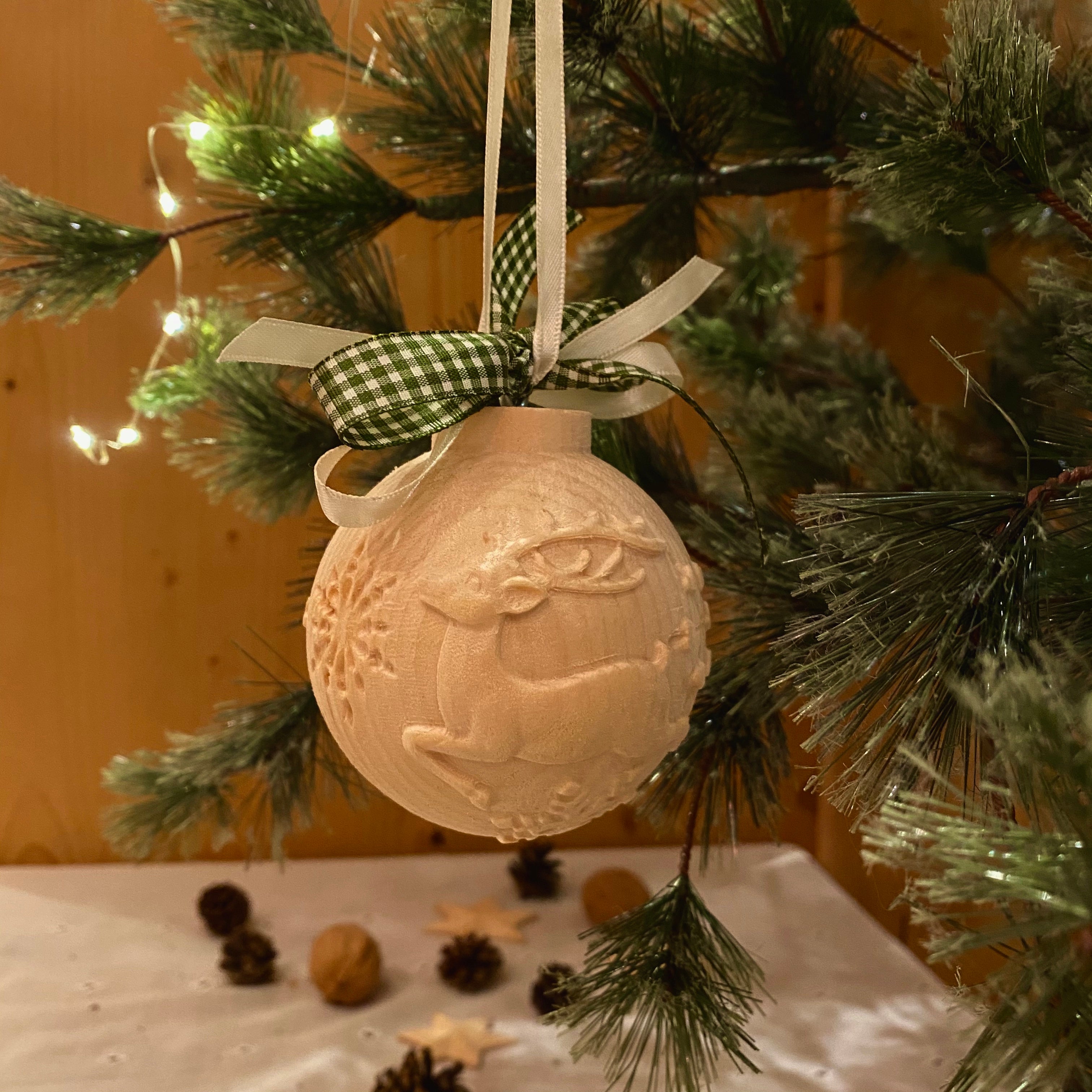 Kugel geschnitzt mit tanzendem Hirsch