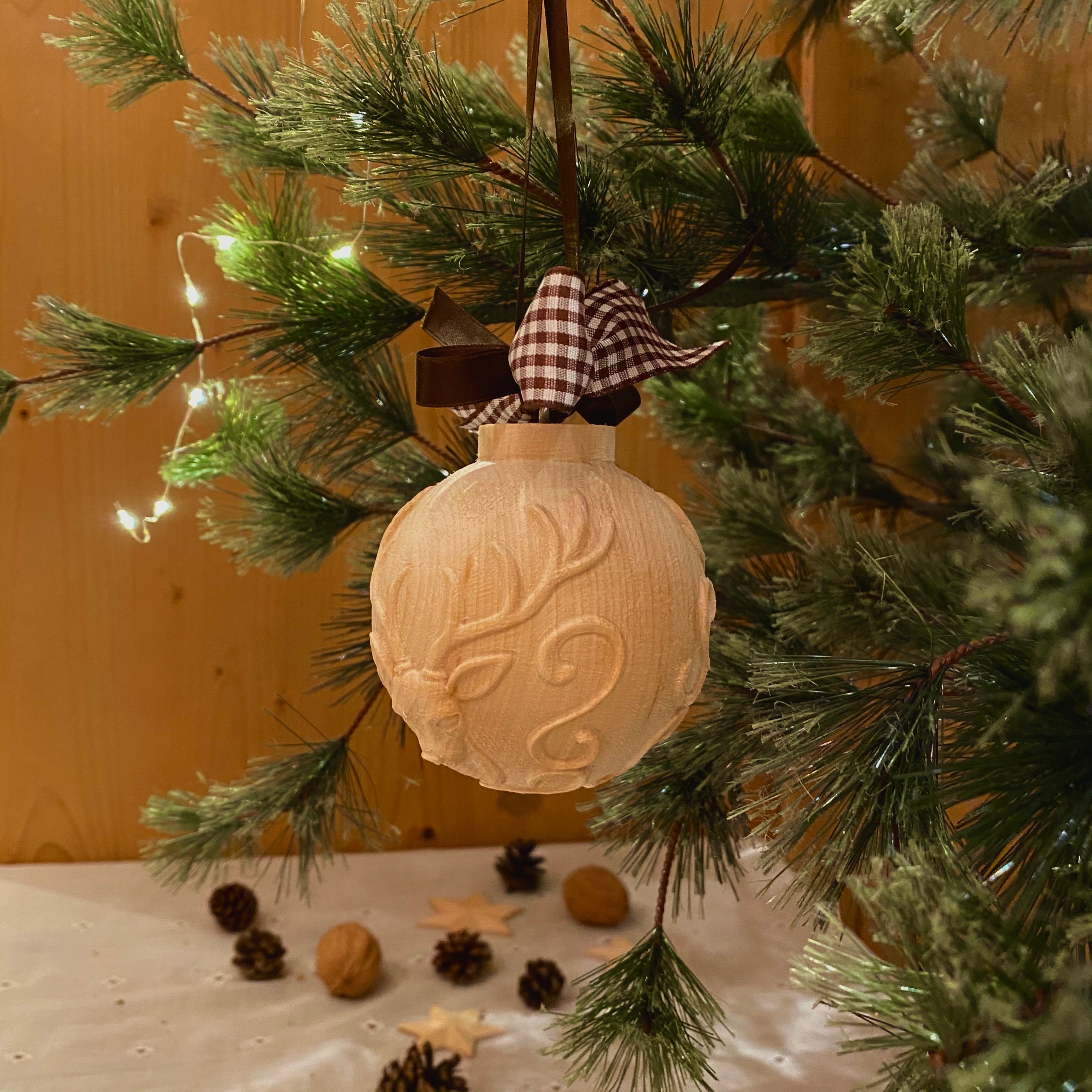 Mit Hirschen geschnitzte Kugel