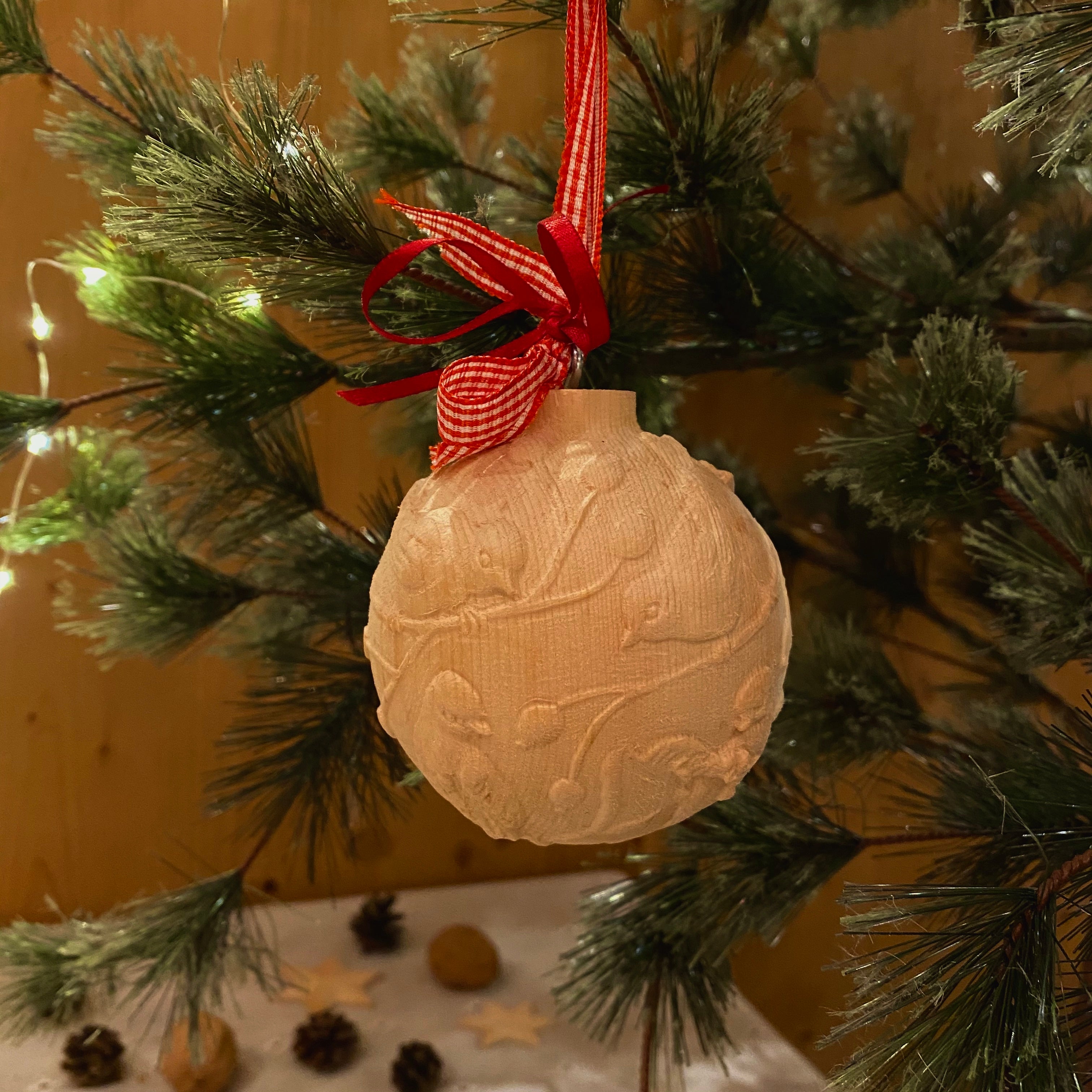 Mit Vögeln geschnitzte Kugel