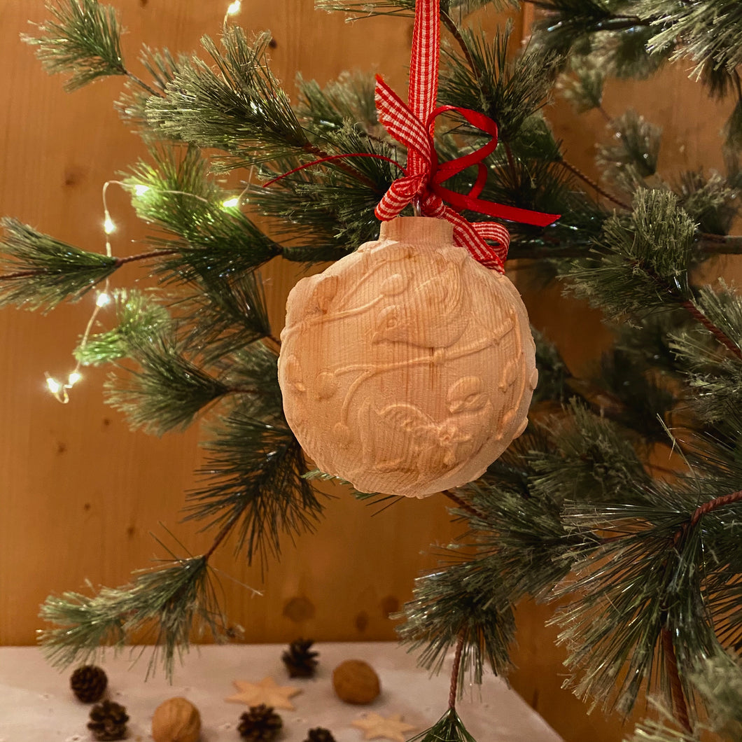 Sfera intagliata con uccellini